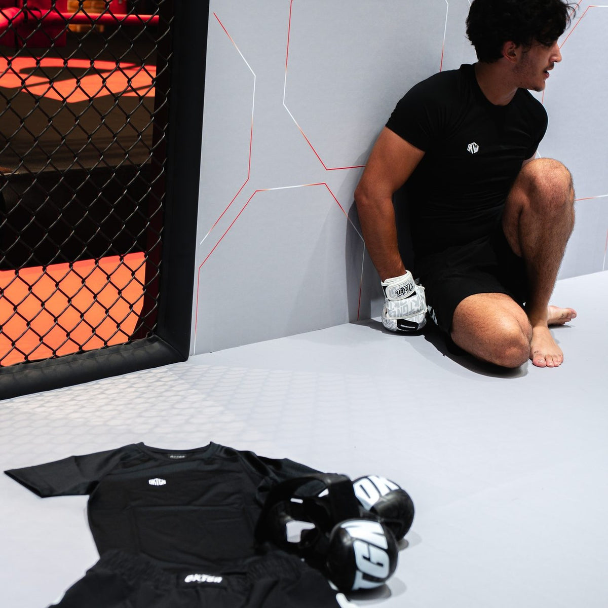 Tenue complète OKTGN : rashguard, short et gants MMA
