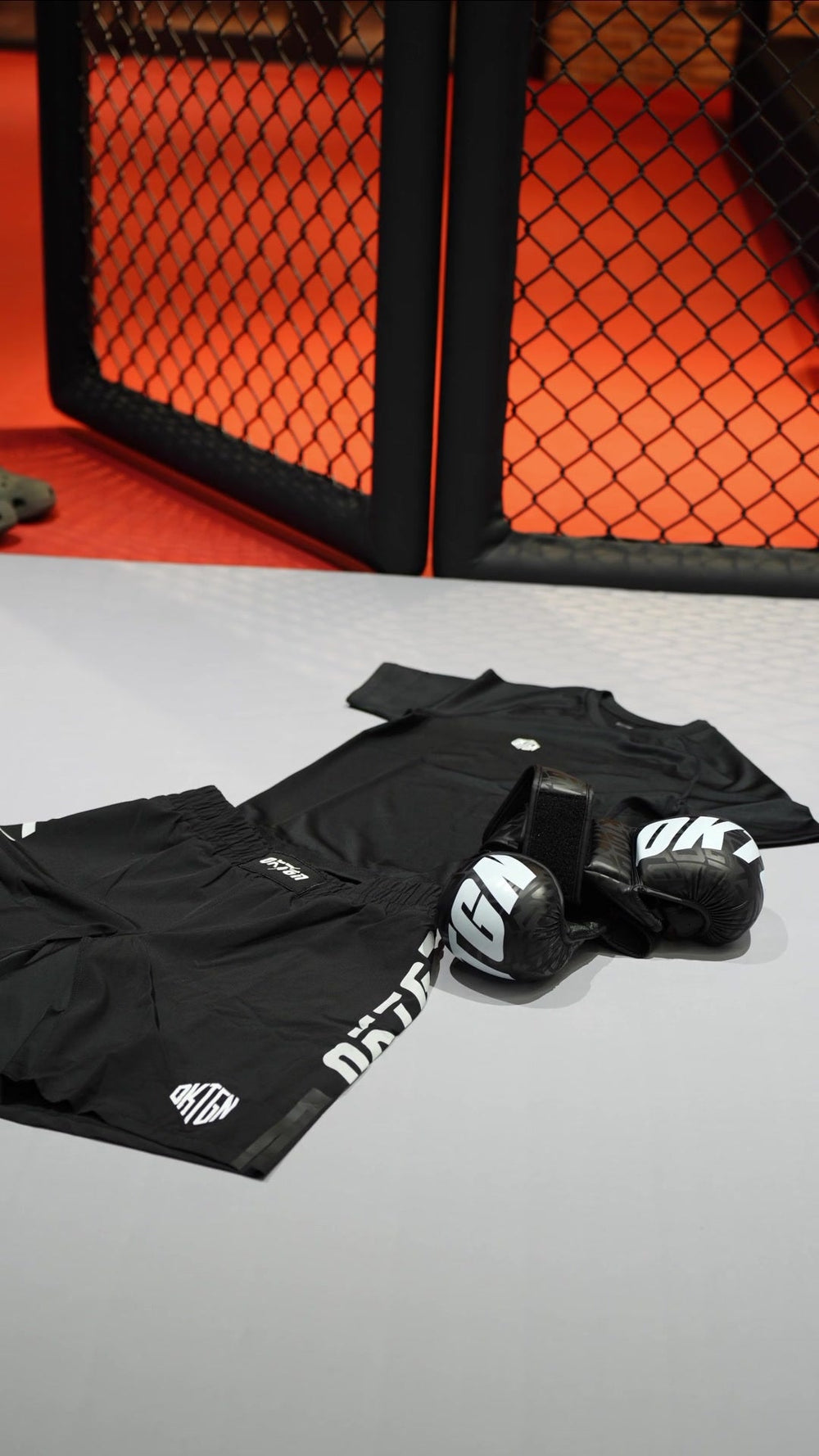 Pack Elite V2 classique : rashguard, short et gants MMA posés à plat