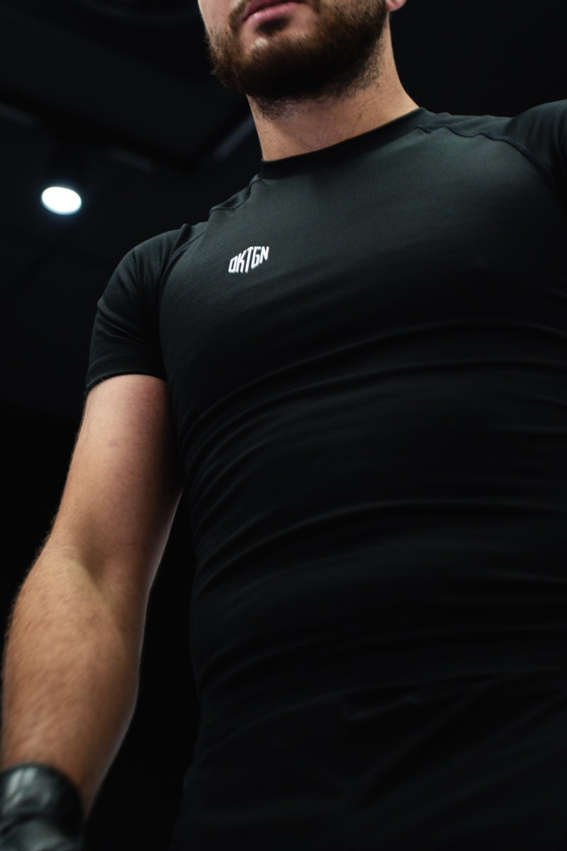 Rashguard Elite V2 noir porté au shooting