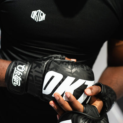Gant MMA OKTGN noir porté, paume ouverte