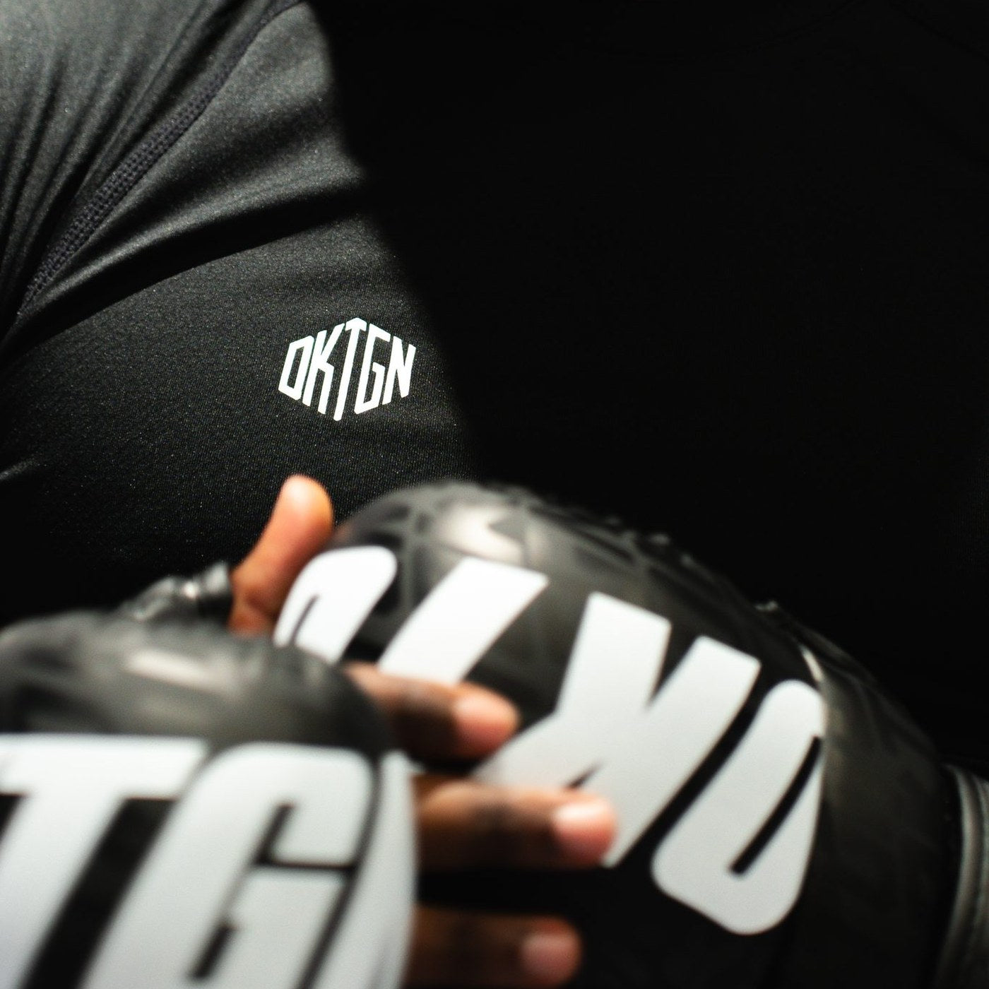 Gants MMA OKTGN noirs, doigts libres
