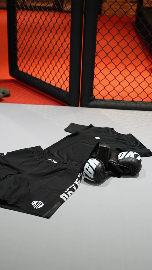 Pack Elite V2 classique : rashguard, short et gants MMA posés à plat