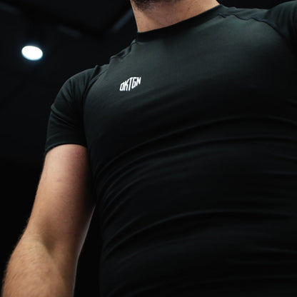 Shooting réel OKTGN — rashguard classique noir porté, sans drapeau