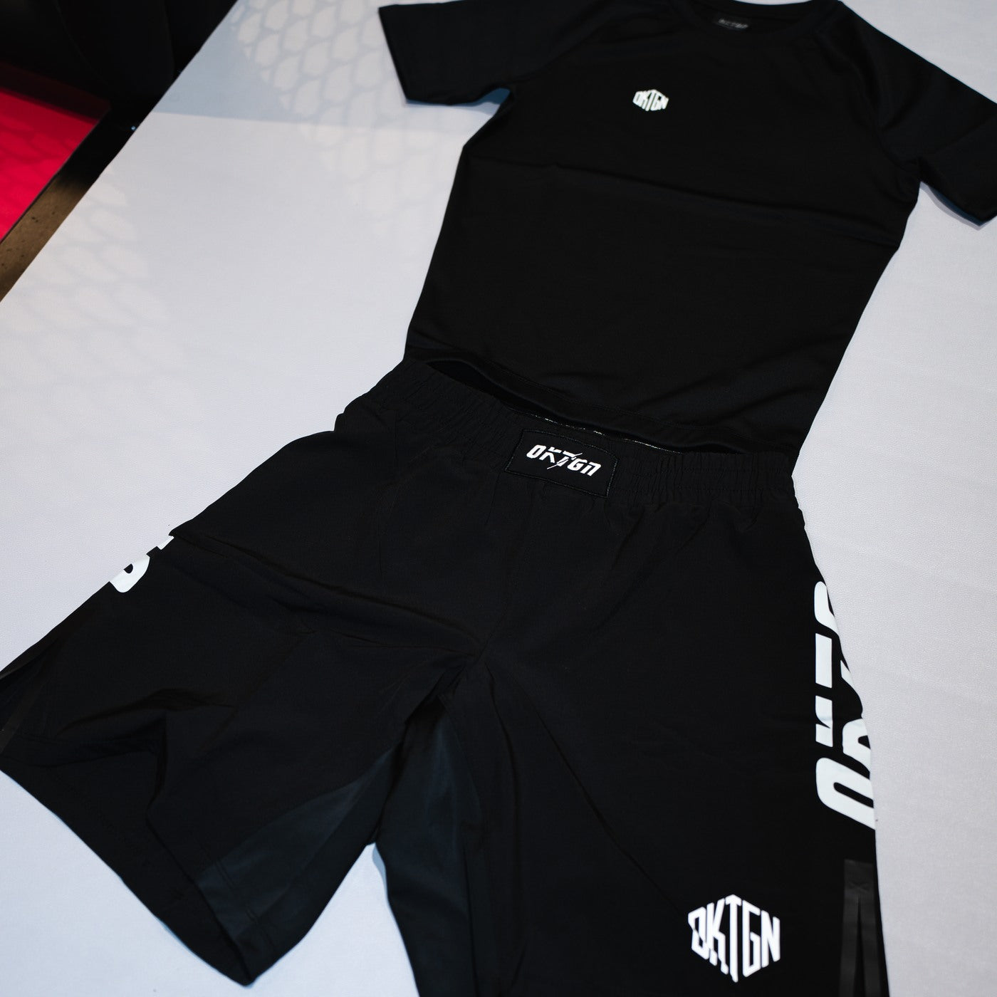 Le pack complet OKTAGON : rashguard, short et gants MMA