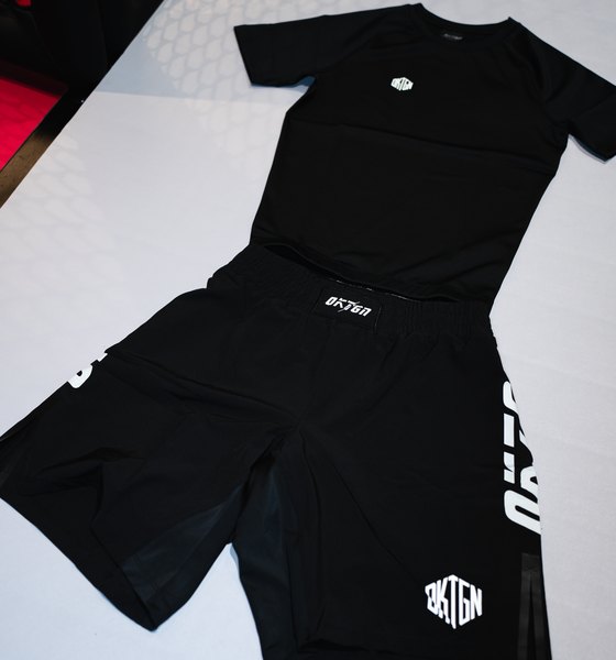 Ensemble classique noir Elite V2, rashguard et short du shooting OKTGN