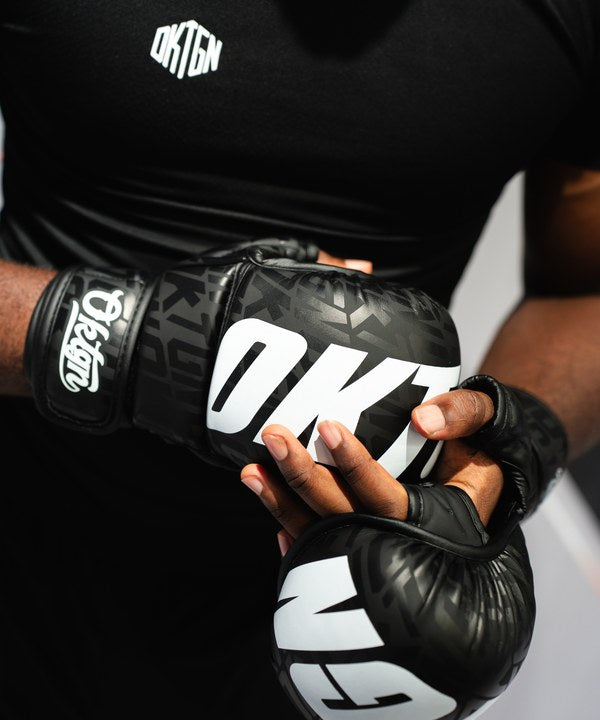 Gants MMA noirs OKTGN : paume ouverte, doigts libres et maintien du poignet