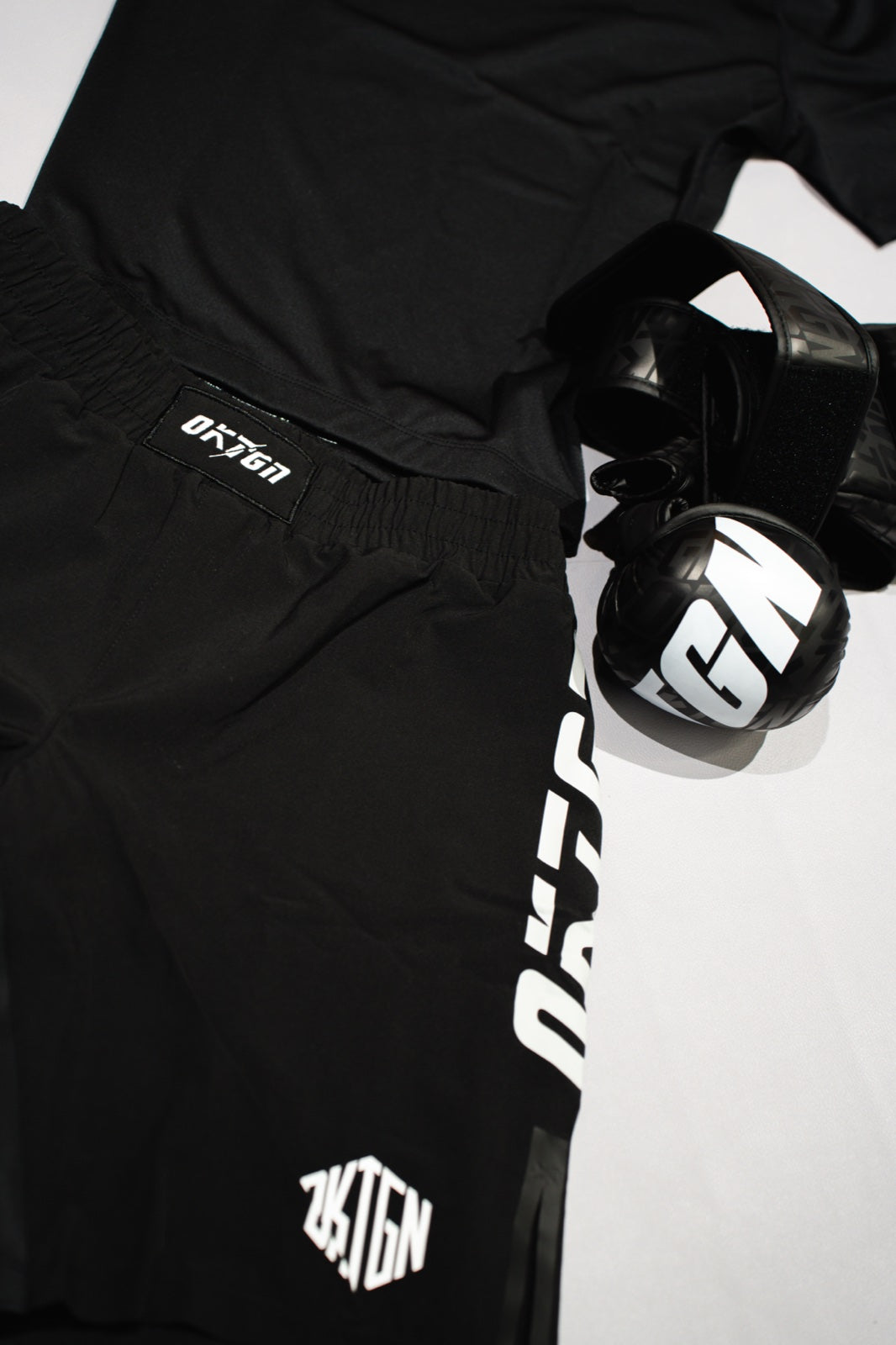 Détails des logos OKTAGON sur la tenue et les gants du pack